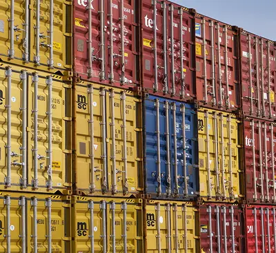 Mur de conteneurs colorés empilés sur un terminal