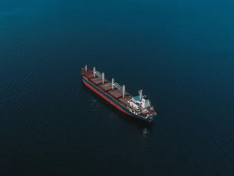 Vraquier en mer, vu du ciel, sur une eau bleu profond
