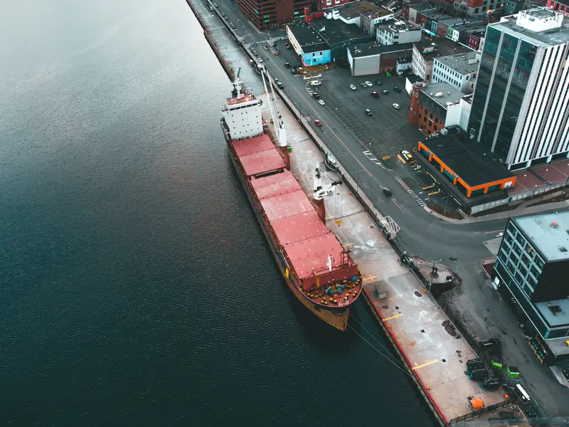 Navire à quai le long d'un port urbain, vu du ciel