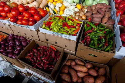 Marché de légumes frais en cagettes