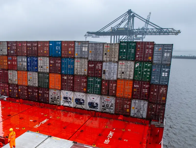 Marins en tenue de travail sur le pont d'un porte-conteneurs