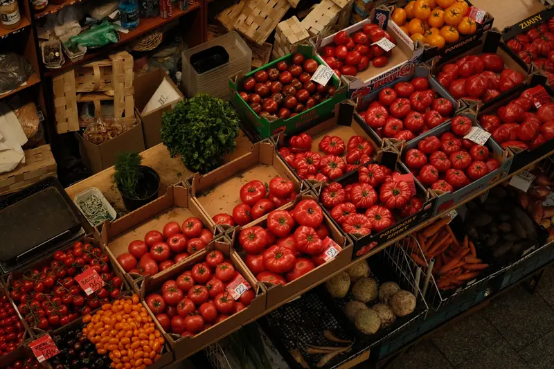 Cagettes de tomates fraîches sur un étal