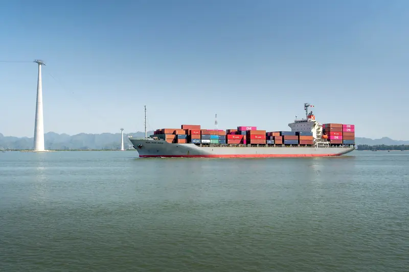 Porte-conteneurs en transit sur une mer calme